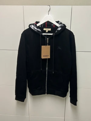 Burberry Hoodie - Helt ny aldrig använd. Storlek M. Snabb frakt fraktar inom 24h.