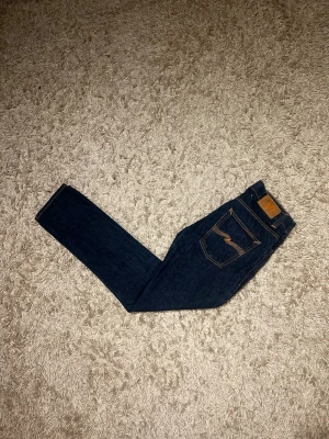 Nudie jeans grim Tim slim fit herr wash fade w30 dry - Nudie jeans modell grim tim slim fit. Storlek w30 L32. Mycket bra skick utan defekter. Dey denim vilket betyder att de får en riktigt snygg fade med användning. Postas antigen samma dag som köp eller dagen därpå🙌💯