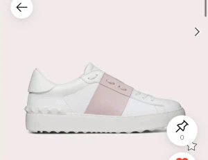 Valentino Open sneakers i vitt och rosa - PRIS KAN DISSKUTERASSäljer ett par snygga Valentino Open sneakers i vitt skinn med en ljusrosa panel över mitten. Skorna har platt sula med nitar på hälen och klassisk snörning. Perfekta för dig som gillar stilrena och trendiga sneakers med en twist.
