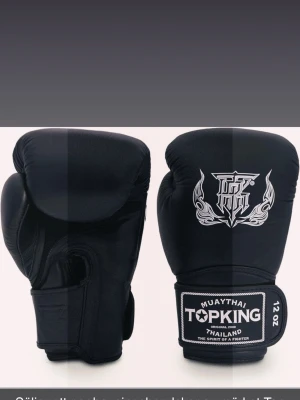 Boxningshandskar  - Ett par högkvalitativa boxningshandskar från kända märket Top King. Storlek 10 oz. Perfekt för mits och säck.   Endast testade och inte tränat med de.   Nypris: mellan 1200-1500