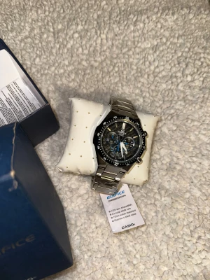 Edifice casio solar powered watch - This is solar powered also original watch. never been used comes with box just the box is a little broken. wrist length is 26cm and the actual clock is 5.6cm
