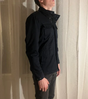 Marinblå Fieldjacket / fieldjacka från Reserved - Säljer denna stilrena marinblåa (field)jacka från Reserved. Skick: 9/10. Storlek: M. Modellen är 193 och väger 85kg. Passar perfekt om man är runt 185cm. Vid frågor är det bara att skriva.