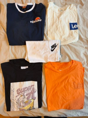 5 pack T-shirts - Ellesse, Lee, Adidas och Nike t-shirts. Allt i Strlk M förutom Nike som är Strlk S men oversize. Adidas T-shirt aldrig använd.