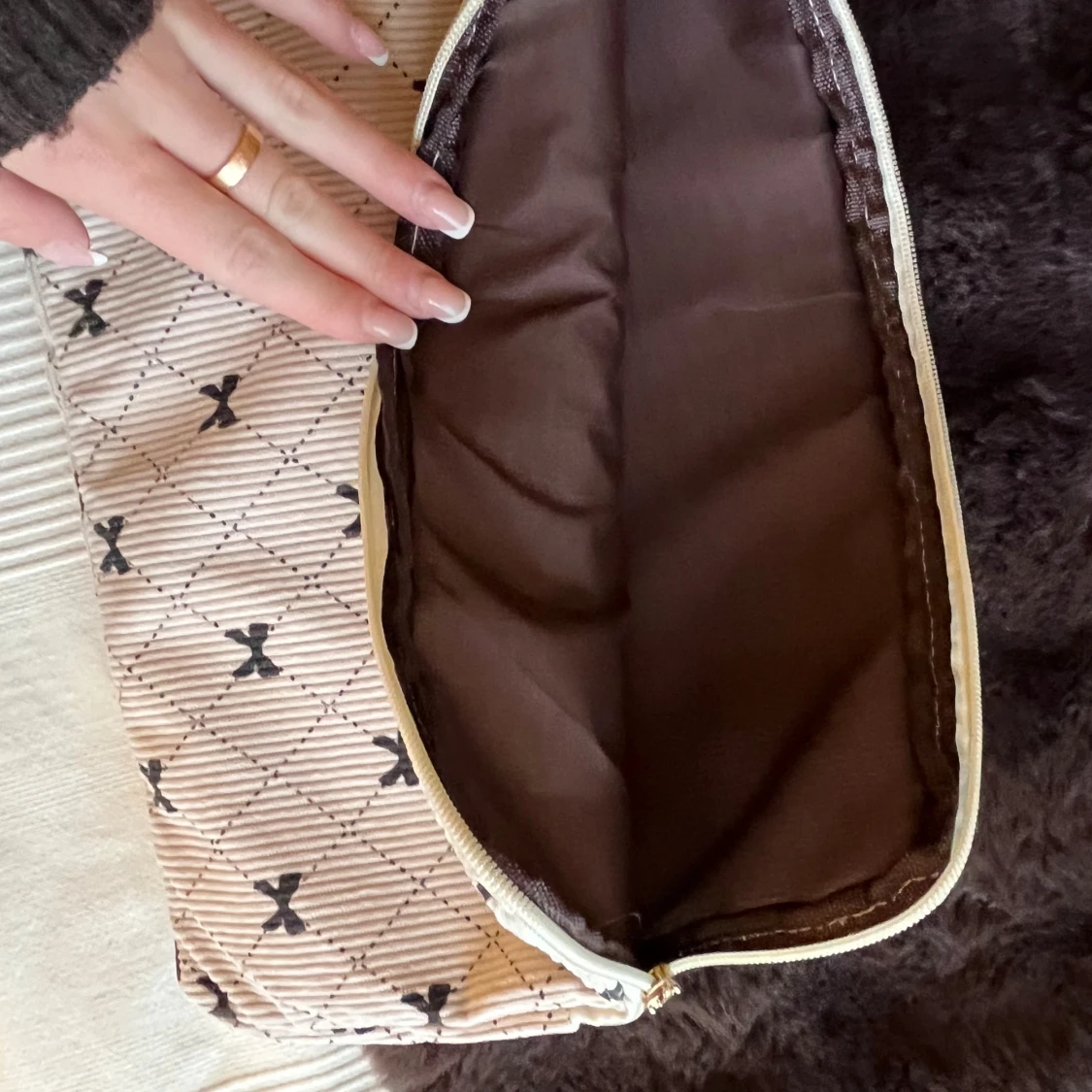 Beige  datorväska med svarta rosetter. - 1