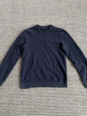 Riley långärmad tröja - Snygg och stilren stickad tröja från Riley i mörkbrun färg. Klassisk rund hals och tidlös design som passar både till vardag och mer uppklätt. Tröjan är knappt använd och i mycket fint skick.                                                                Obs: upplevs liten i storleken, passar dig som normalt har XS/S.