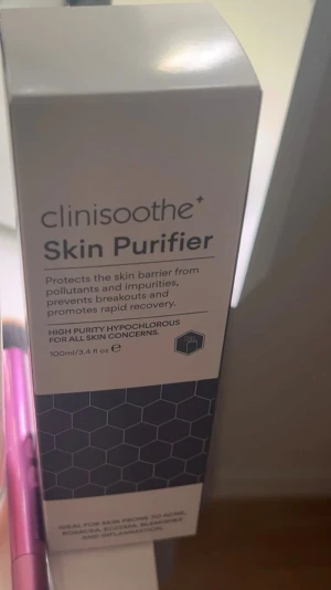 Clinisoothe+ Skin Purifier 100ml - Skin Purifier från Clinisoothe+  100ml. Produkten skyddar hudbarriären mot föroreningar och orenheter, förebygger finnar. Innehåller hypoklorsyra och passar alla hudtyper. Nypris 279