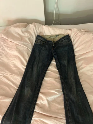 Vintage Low wrised jeans seven 7  - Vintage Low wrised jeans med blå pärlor på fickan. Från seven 7. Stolek W27 L 30