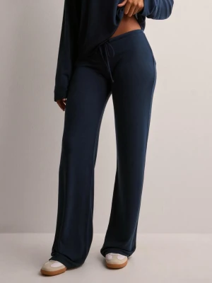 Mörkblå mjukisbyxor med snörning - de populära nelly byxorna i Blå. köpte dom ett tag sen har inte använt så mycket. lite defekt längst ner vid fötterna då dom är väldigt långa. men det är inget som märks. 