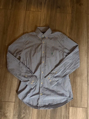 Ralph lauren skjorta - Tja säljer nu den här unika Ralph lauren skjortan. Storlek S och nypris ligger på 1700kr. Skick 9,5/10 vid minsta lilla fundering är det bara att skriva.