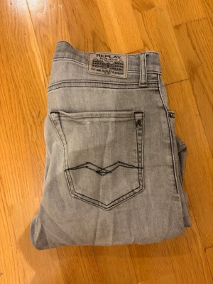 Replay ljusgrå jeans straight fit - Säljer ett par ljusgrå jeans från Replay med klassisk femficksdesign och snygga detaljer på bakfickan. Jeansen har rak passform och är tillverkade i mjukt denim-material som sitter skönt. Perfekt för dig som gillar stilrena och enkla jeans. Finns någon minimal defekt, skriv om du vill se bild. Tveka inte att höra av dig vid frågor 🙂