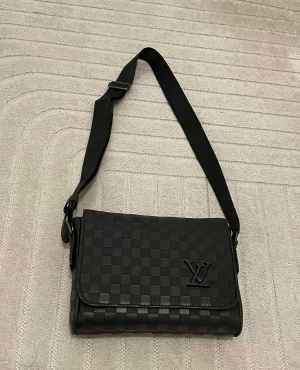 L och V väska  - Fint skick billigast 