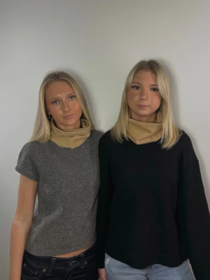 Beige kashmir buff - 005 beige buff. 100% återvunnen kashmir i riktigt fint skick!🐐erbjuder upphämtning i Västerås och Sala!