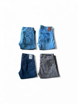 Jeans bulk - Säljer fyra par jeans i olika färger och modeller. Alla är replay, ett par är mörkblå och ett par är gråa. Alla har klassisk femficksdesign och tydliga bakfickor med märkessymboler. Perfekt för dig som vill variera din jeansstil.