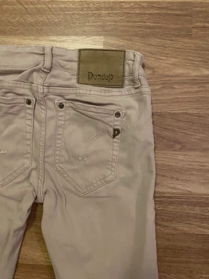 Dondup Jeans - Snygga beige jeans från Dundup i perfekt skick            Storlek: W27 L30.                                                     Bara att höra av dig om du har några frågor eller om du vill ha mer bilder.                                           Priset är prutbart vid enkel affär✅