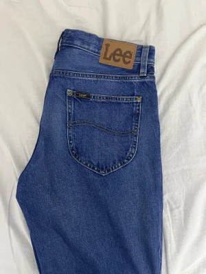 Lee - Flared Jeans - Säljer mina (Lee flared jeans) fick på present men tyvärr så är dem för stora o har Inge retur säljer dom helt nya om man e intresserad 