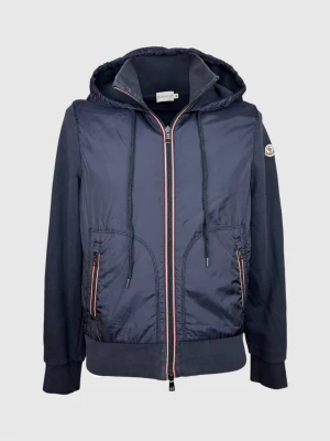 Moncler cardigan jacka - | Säljer en Moncler cardigan jacka i riktigt bra använt skick. | Storlek: Medium | Hör av dig vid frågor eller funderingar.