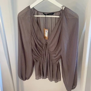 Zara blus  - Trendig blus från zara som är slutsåld 💗