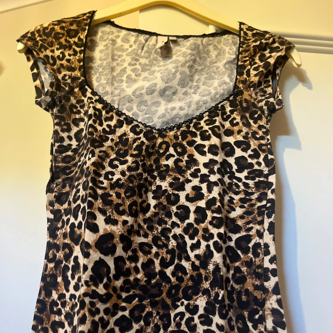 Leopardmönstrad kortklänning från Nelly - 3