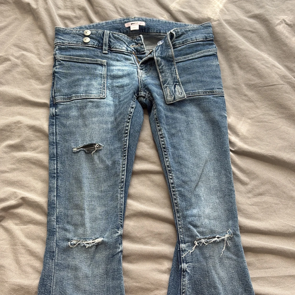 Low waist bootcut jeans från Gina Tricot