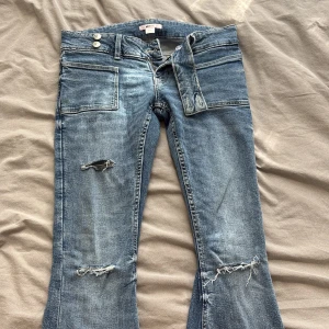 Low waist bootcut jeans från Gina Tricot - Säljer dessa nya jeans från gina. Knappt använda. Storlek S.