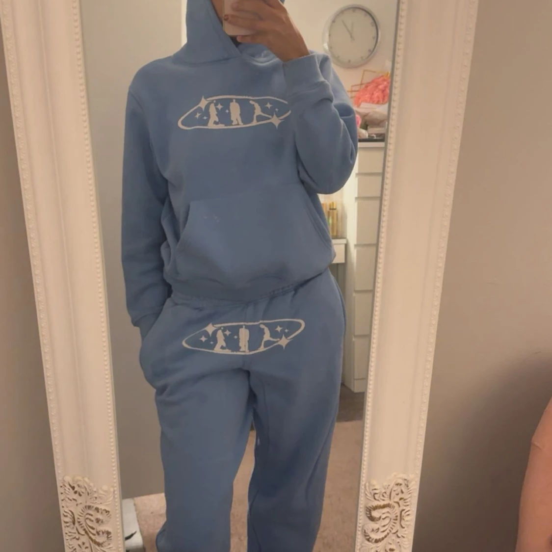 Blå hoodie med tryck och huva - 2