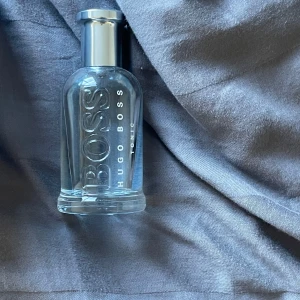 Hugo Boss Bottled Tonic 50ml - Fräsch och stilren eau de toilette från Hugo Boss. Flaskan innehåller 50 ml och är tillverkad i Spanien. Perfekt för dig som vill ha en modern och klassisk touch i din doftsamling.