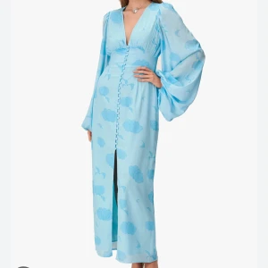 Adoore Positano klänning 36 - Klänning från Adoore, modell Positano i ljusblå färg. Strl 36. Använd fåtal ggr. Fint skick.