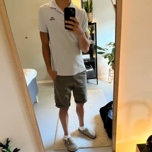 Ljusblå Morris piké - Säljer den här riktigt fina pikén från Morris. Sjukt bekväm och använd endast ett fåtal gånger. Skriv vid minsta fundering!😁🙌