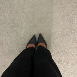 Svarta klackar - Svarta snygga slingbacks som är perfekta till hösten! Säljer då de är för små för mig🫣💗bara använda en gång