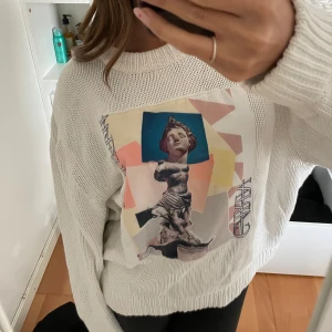 Stickad tröja med tryck - Supersnygg vit tröja från Carin Wester med tryck!! Bra skick