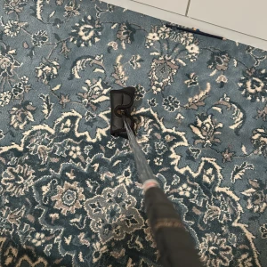 StickyGolf P2 Solution II Putter - StickyGolf P2 Solution II putter i mässing med original headcover. Klassisk design, robust konstruktion och tydlig märkning. Lättare bruksspår men i gott skick. Perfekt för golfaren som söker precision och stil på greenen.