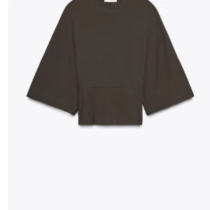 Brun T-shirt, Zara  - As snygg T-shirt från Zara med bredare ärmar , helt ny , kommer inte till användning , storlek S, mjukt och skönt material 