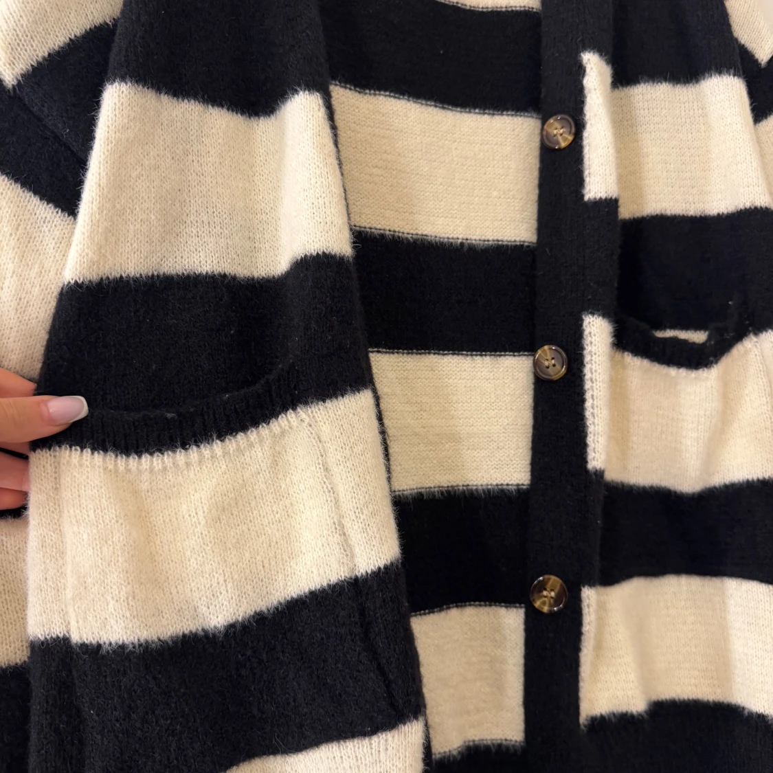 Randig svartvit kofta med knappar - 1