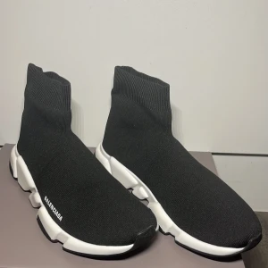 Speed Trainers svart,vita  - Säljer ett par speed trainers använda i gott skick de har lite svart skrapor men har målat över det med vit färg. Det syns knappt och ser ut som nya.