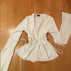 Fin vit knyt blus  - Lång armad JUSTERBAR storlek vit knyt blus😊 Bara använt 1/2 ggr, väldigt gott skick 