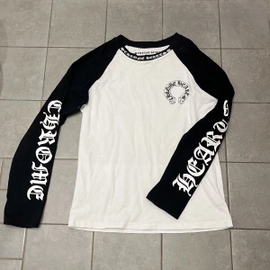 Chrome Hearts långärmad tröja  - Storlek: S (men passar som M)                                         Skick: väldigt bra skick                                                    Tveka inte att skriva om de finns några funderingar 
