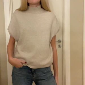 Beige stickad tröja med krage - Superfin beige stickad tröja med hög krage, perfekt nu till hösten. Toppen skick, inte alls nopprig