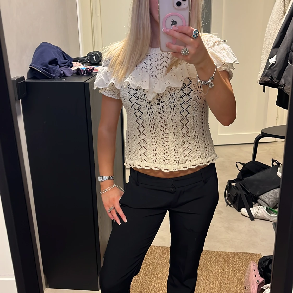 Vit stickad blus med volangkrage - 2