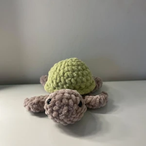 Liten sköldpadda  - En hand virkad sköldpadda gjord av mjukt garn och mjuk stoppning. Den är ca 16 cm lång. 