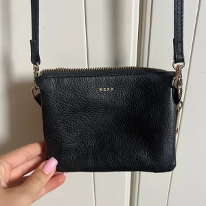 Svart axelväska från Wera - Snygg svart axelväska från Wera sällan använd 