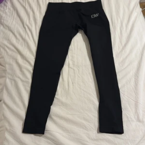 Svarta tights från ICANIWILL, stl S - Svarta tights från ICANIWILL  med diskret logga på höften. Tillverkade i stretchigt material av 92% återvunnen nylon och 8% spandex. Perfekta för träning och har en tight passform som sitter snyggt på kroppen. Aldrig använt 