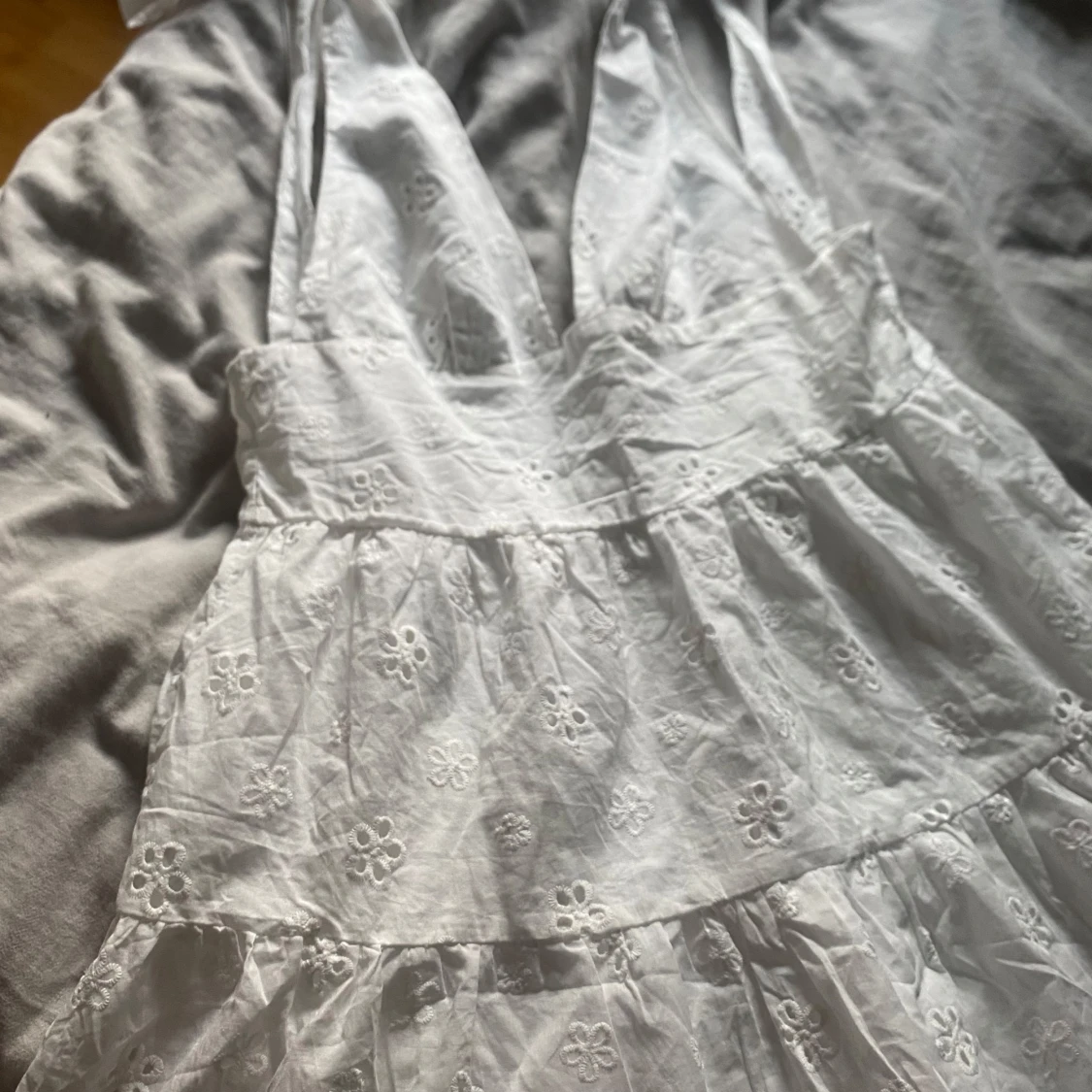 Vit somrig klänning med knytaxelband