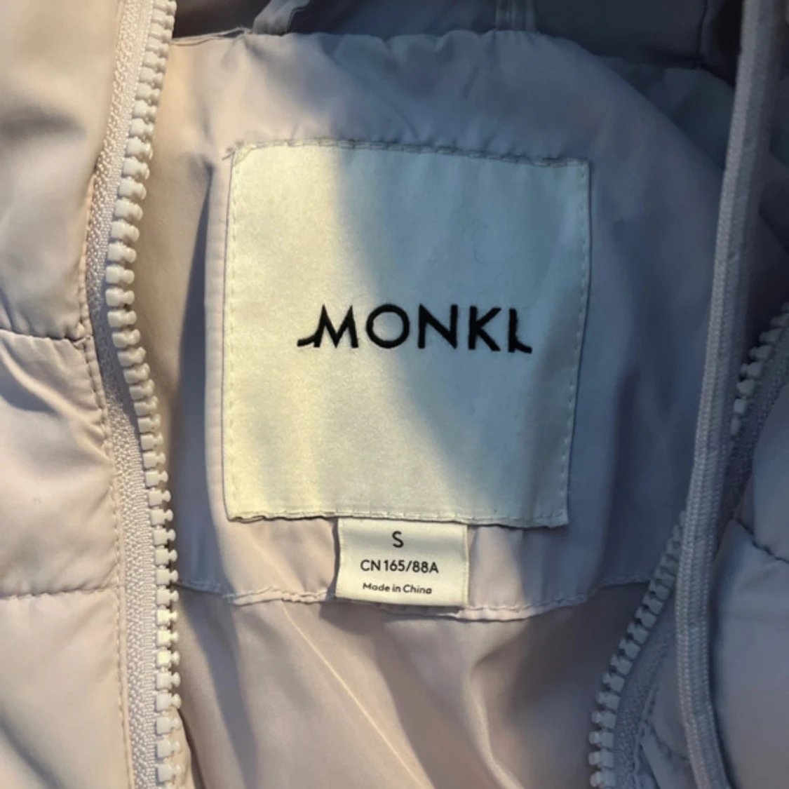 Ljuslila pufferjacka från Monki - 3