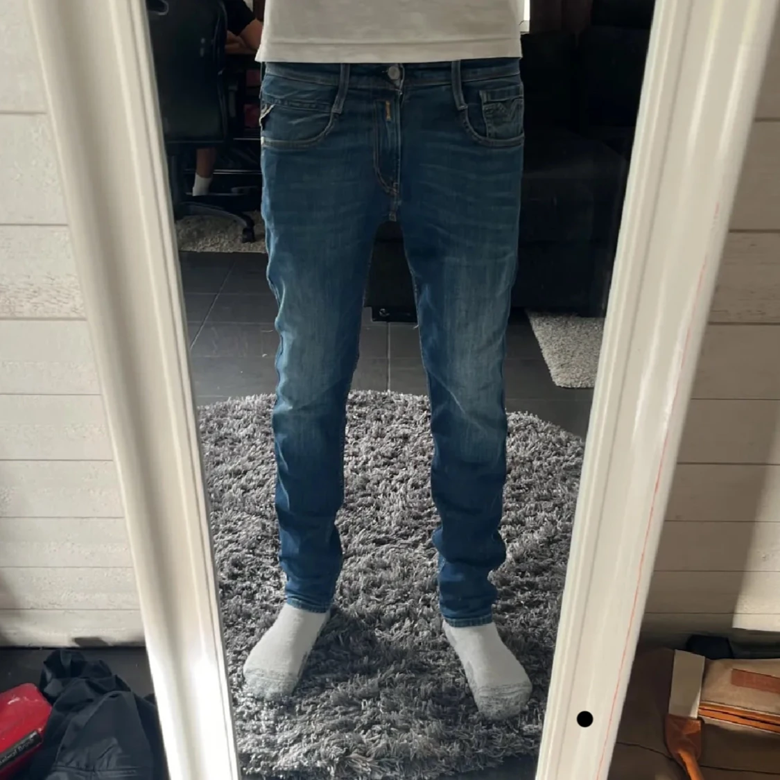 Blå slim jeans och svart zip tröja - 1