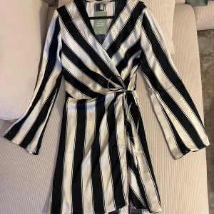 Randig klänning från H&M - Klänningen är helt ny och inte använt🩷