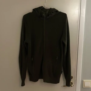 Cardigan  - Tja säljer nu denna feta cardigan från individen som är slutsåld överallt. Den är i storlek M och passar perfekt på dig runt 180-190! Den i i mycket fint skick utan några defekter. Bara att höra av sig vid eventuella frågor🙌🏻