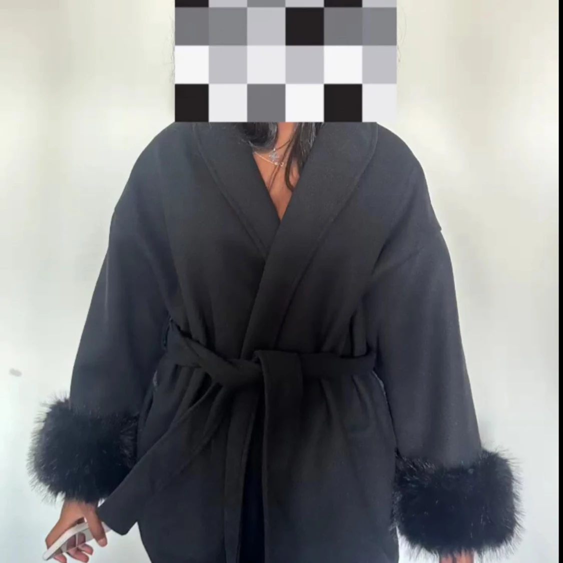 Svart kappa med pälsdetaljer och bälte - 3