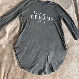 Grå långärmad tröja Primark XS - Supersnygg tröja i storlek XS med vit text “Keep your dreams alive” framtill. Tillverkad i mjuk bomull med rund hals och längre, rundad nederkant som ger en avslappnad och modern look. Perfekt för mysiga vardagar eller chill dagar ✨  💸 Säljes billigt & jag brukar acceptera prisförslag – passa på! 📦 Snabb leverans & rökfritt hem. 