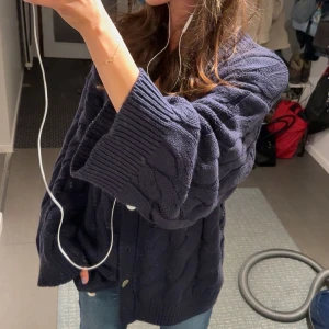 Trendig Mörkblå kofta från Gina Tricot -  mörkblå kofta från Gina Tricot som inte säljs längre. Är världens mysigaste tröja. Perfekta tröjan till typ vilken look som helst💗💗