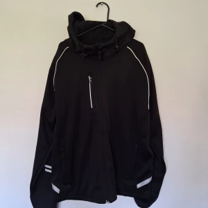 Softshellsjacka herr xl - Säljer denna svarta jacka med reflex då den är förstor.jackan har reflex på ärmar,framsidan samt baksidan. Har även luva och fickor i fram. Är från märket bluewear från Jula är i mycket bra skick 